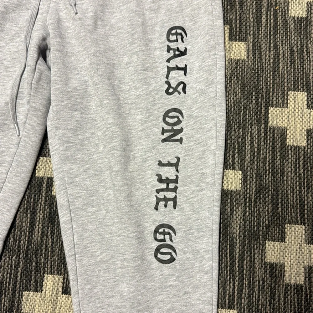 Gals On The Go Gray Large Sweats With Pockets - Picture 2 of 3